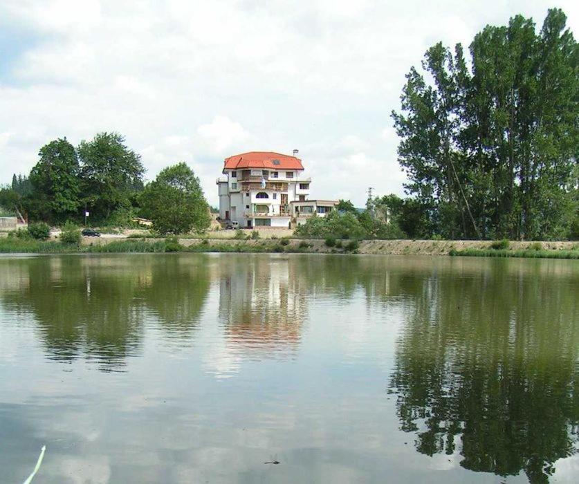 Семеен Хотел Кристал Smolyan Exteriör bild