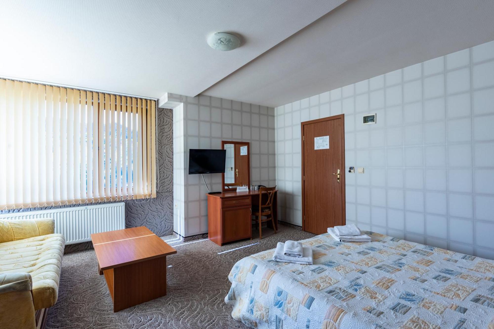 Семеен Хотел Кристал Smolyan Exteriör bild
