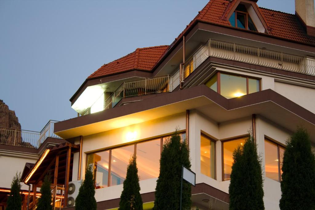 Семеен Хотел Кристал Smolyan Exteriör bild
