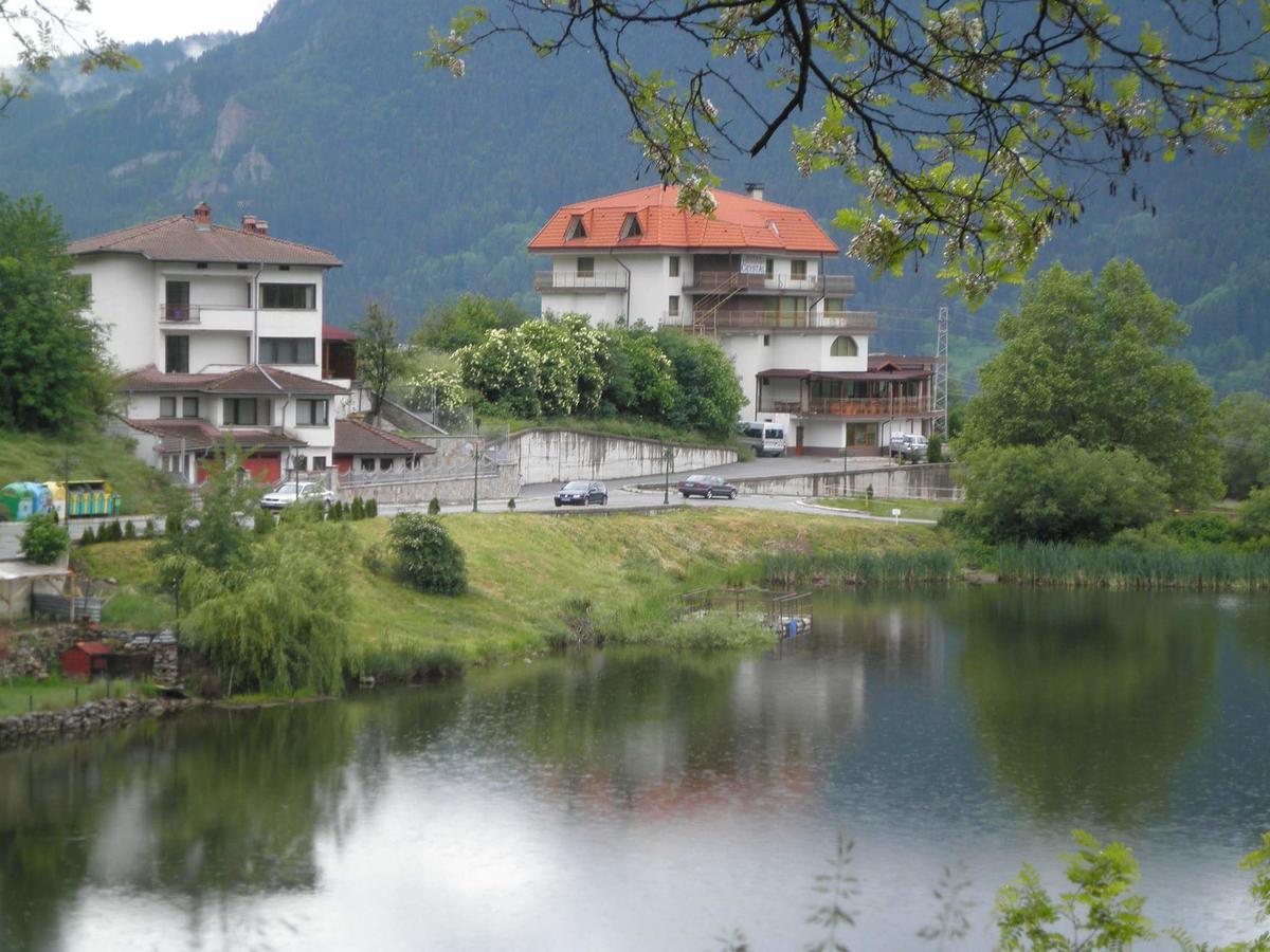 Семеен Хотел Кристал Smolyan Exteriör bild